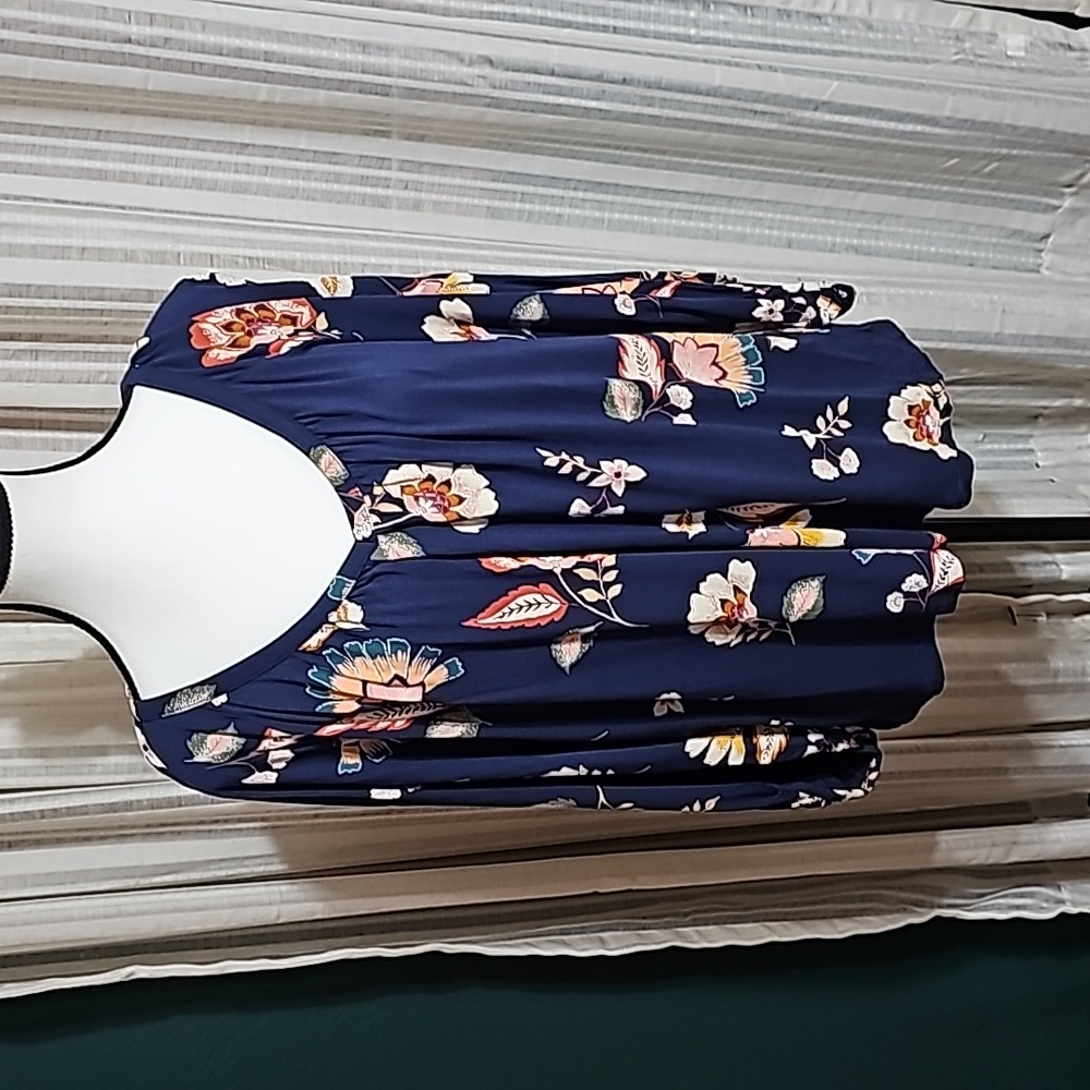 Blue floral 3/4 sleeve top